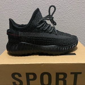 New! Unisex size 6 boost sport shoes.